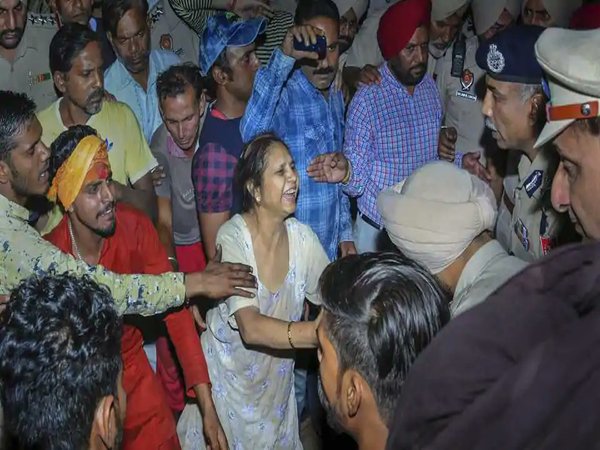लोगों ने हाथ तो बढ़ाए लेकिन मदद के लिए नहीं लूटने के लिए
