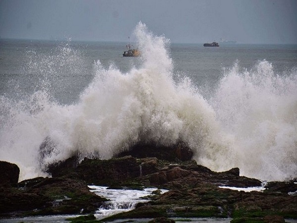 Titli Cyclone: Odisha CM Naveen Patnaik held a high-level meeting Titli Cyclone: Odisha CM Naveen Patnaik held a high-level meeting