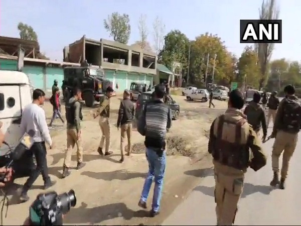 Jammu and Kashmir: Terrorists attack a police party in Baramullas Pattan. Two security personnel injured Jammu and Kashmir: Terrorists attack a police party in Baramullas Pattan. Two security personnel injured