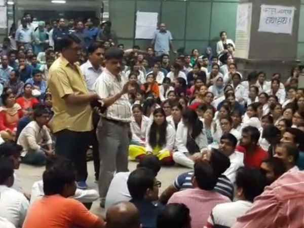 घटना के बाद धरने बैठे छात्र