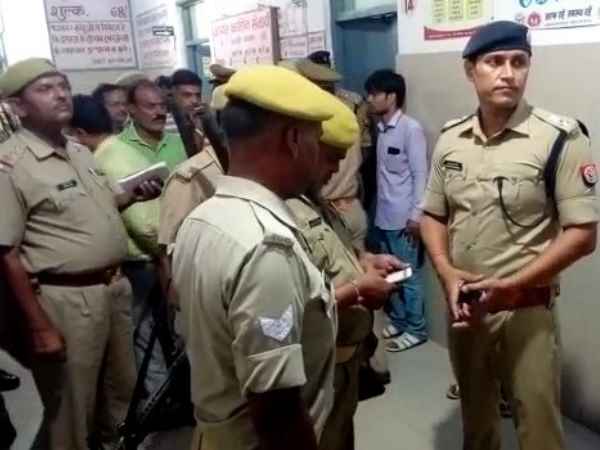 यूपी: सेक्स रैकैट चलाने वालों के खिलाफ कार्रवाई नहीं होने पर लोगों ने किया कोतवाली का घेराव, कहा पुलिस लेती है पैसे यूपी: सेक्स रैकैट चलाने वालों के खिलाफ कार्रवाई नहीं होने पर लोगों ने किया कोतवाली का घेराव, कहा पुलिस लेती है पैसे