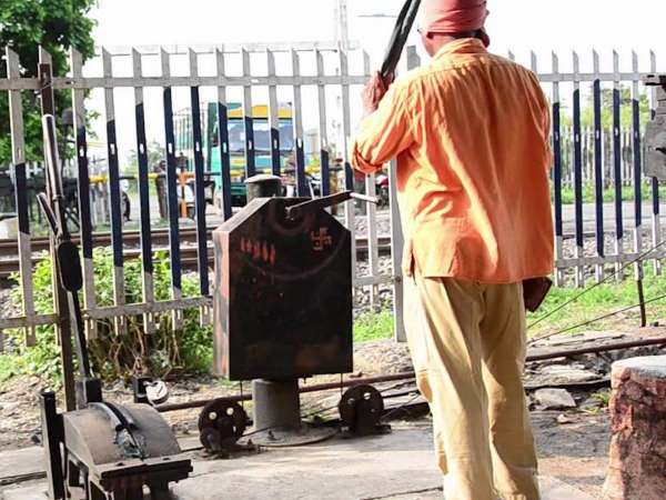 हॉट लाइन से बात क्यों नहीं किया गेटमैन ने?