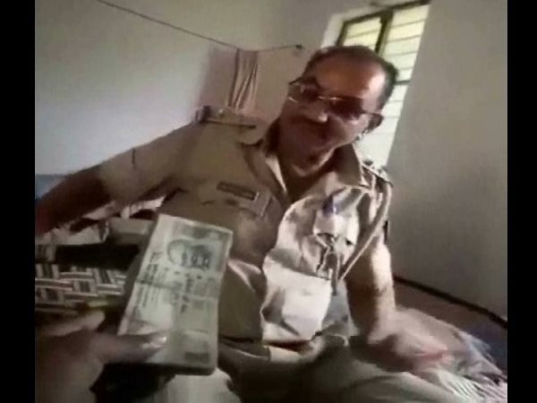 kanpur inspector caught on camera receiving bribe Sp suspended him kanpur inspector caught on camera receiving bribe Sp suspended him