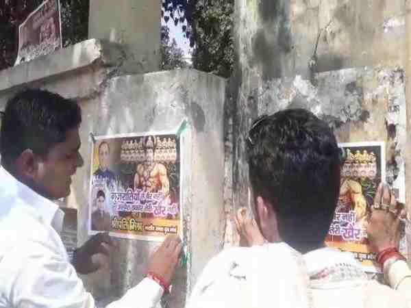 people opposing alpesh thakor in kaashi uttar pradesh by posters people opposing alpesh thakor in kaashi uttar pradesh by posters