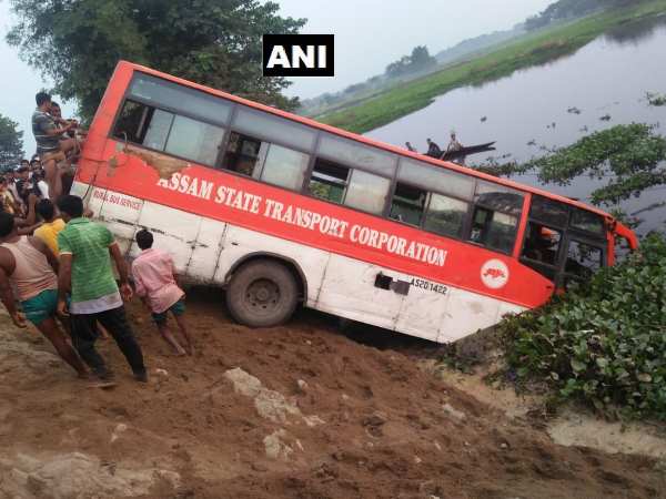 हादसे के बाद आसपास के गांव के लोग पहुंचे और प्रशासन को इसकी सूचना दी। पुलिस ने आम लोगों की मदद से घायलों को बस से निकाल और नजदीकी अस्पताल भेजा। वहीं बस को निकालने के लिए क्रेन मंगाई गई। हादसे के बाद आसपास के गांव के लोग पहुंचे और प्रशासन को इसकी सूचना दी। पुलिस ने आम लोगों की मदद से घायलों को बस से निकाल और नजदीकी अस्पताल भेजा। वहीं बस को निकालने के लिए क्रेन मंगाई गई।