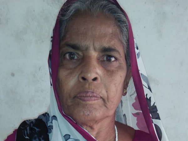 विधवा राजकली को मृतक दिखा सरकारी कर्मियों ने रोक दी पेंशन, वह बोली— सीएम साहब, हम जिन्दा हैं विधवा राजकली को मृतक दिखा सरकारी कर्मियों ने रोक दी पेंशन, वह बोली— सीएम साहब, हम जिन्दा हैं