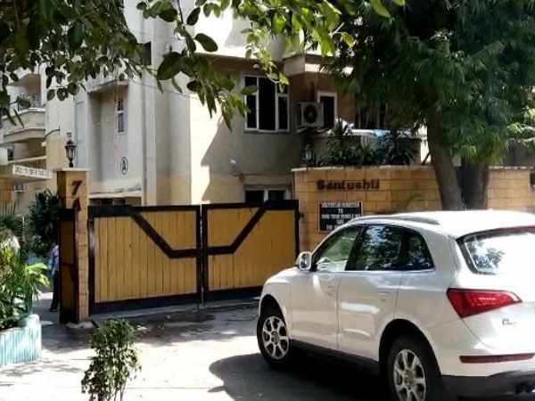 delhi police reached to lucknow hayat hotel to nab bsp leaders son rakesh pandey delhi police reached to lucknow hayat hotel to nab bsp leaders son rakesh pandey