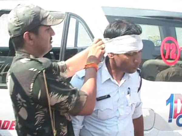 auto driver beat up policeman in jabalpur auto driver beat up policeman in jabalpur