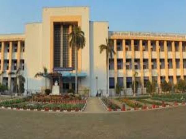kanpur GSVM junior male student seen bald and girls student in knot her hairs kanpur GSVM junior male student seen bald and girls student in knot her hairs