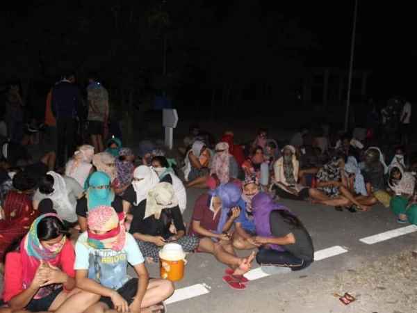 Students of Rajasthan Central University spent the night on the road Students of Rajasthan Central University spent the night on the road