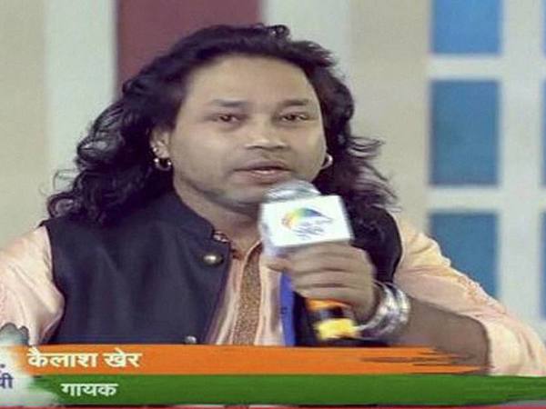 कैलाश खेर जांघ पर हाथ फेर रहे थे