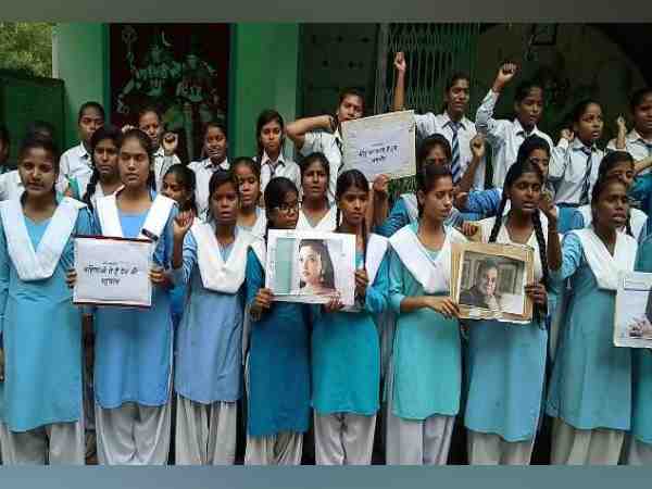girl students from kanpur starts supporting me too campaign girl students from kanpur starts supporting me too campaign