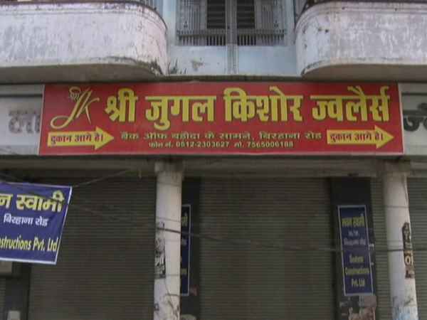 Theft of billions of rupees in a closed javelin showroom in Kanpur Theft of billions of rupees in a closed javelin showroom in Kanpur