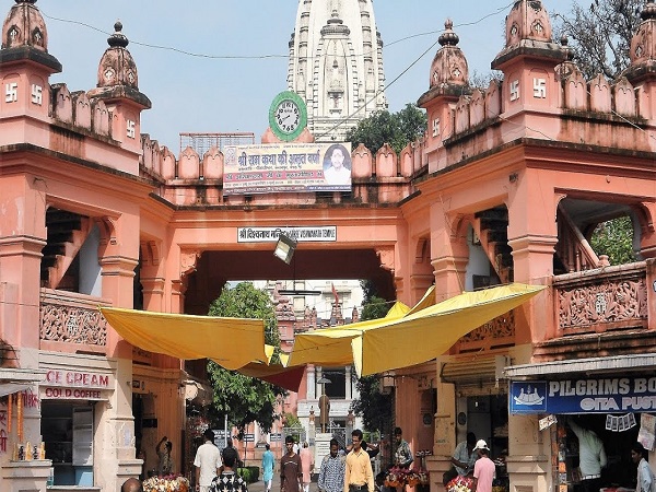 constable misbehaving lady doctor breastfeeding in Vishwanath temple constable misbehaving lady doctor breastfeeding in Vishwanath temple
