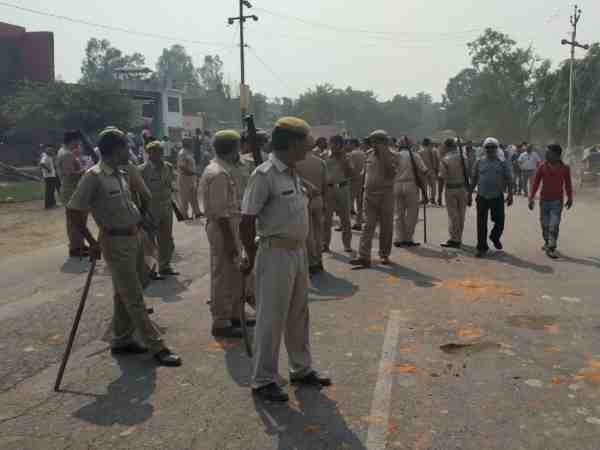 angry villagers in shahjahanpur pelted stones on policemen when boy died in accident angry villagers in shahjahanpur pelted stones on policemen when boy died in accident