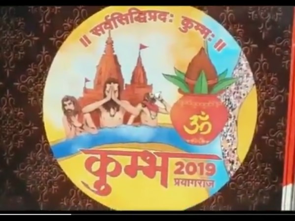 मेले के दृश्यों से सजाए गए कोच