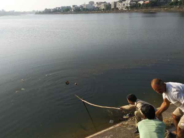 Lucknow: Policemen of the Dial 100 saved the woman drowning in the river Lucknow: Policemen of the Dial 100 saved the woman drowning in the river