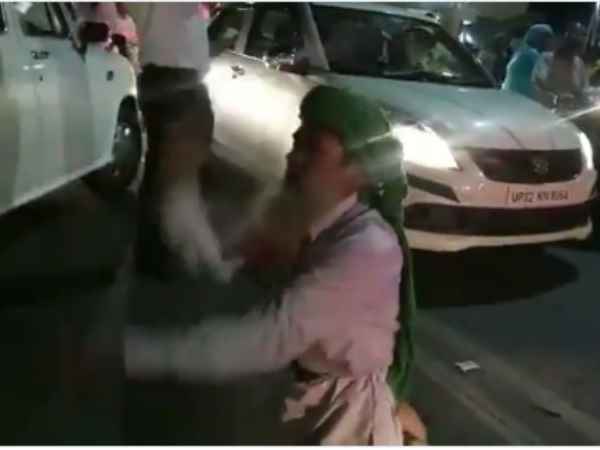 maulana offering namaz in front outside up cm office in lucknow maulana offering namaz in front outside up cm office in lucknow
