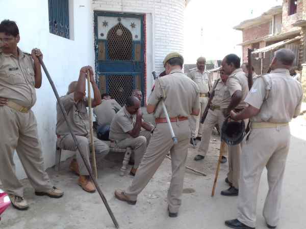 Clash between two groups over Durga Puja, tension in area Clash between two groups over Durga Puja, tension in area