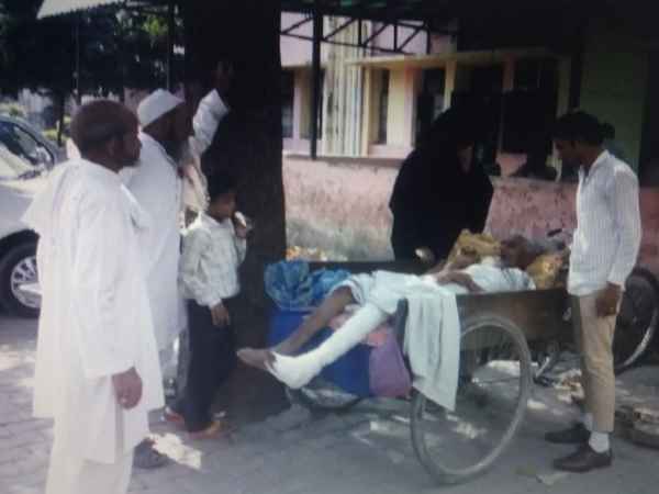 patient did not get stretcher, brought to the government hospital in meerut patient did not get stretcher, brought to the government hospital in meerut