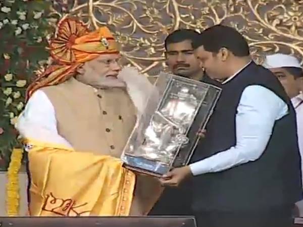 साईंबाबा के मंदिर पहुंचे मोदी
