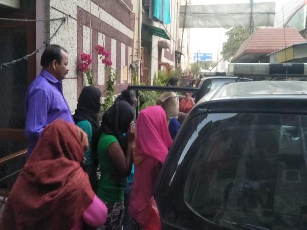 3 महीने से बंधक थीं 30 लड़कियां