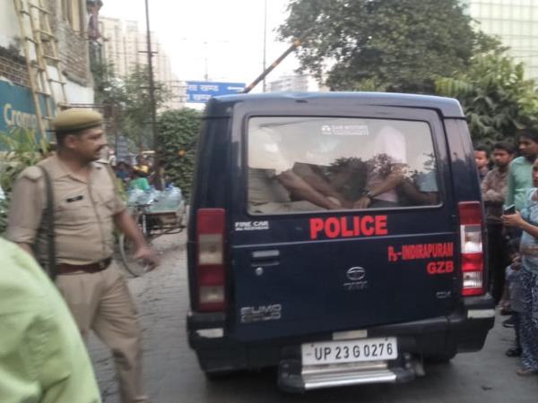 महिलाओं के साथ फ्लैट में अमानवीय व्यवहार