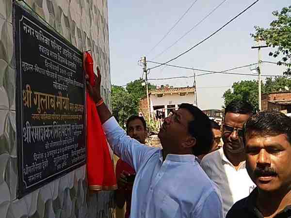 when bjp mla inaugurate toilet tiles starts rubbing out in front of him when bjp mla inaugurate toilet tiles starts rubbing out in front of him