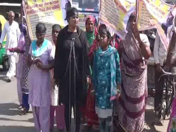 agra woman protest against Pm narendra modi agra woman protest against Pm narendra modi