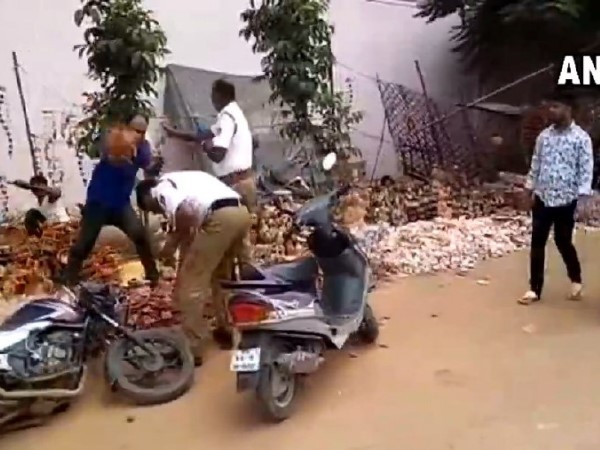 पुलिसवाले का सिर फोडा