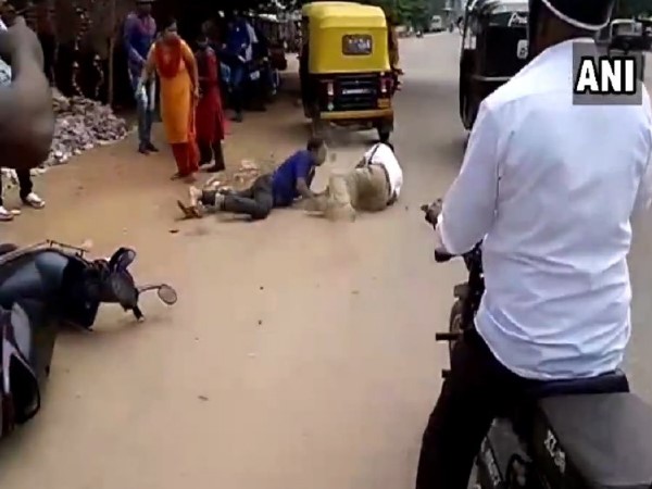 दूसरे पुलिसकर्मी को सड़क पर पटका