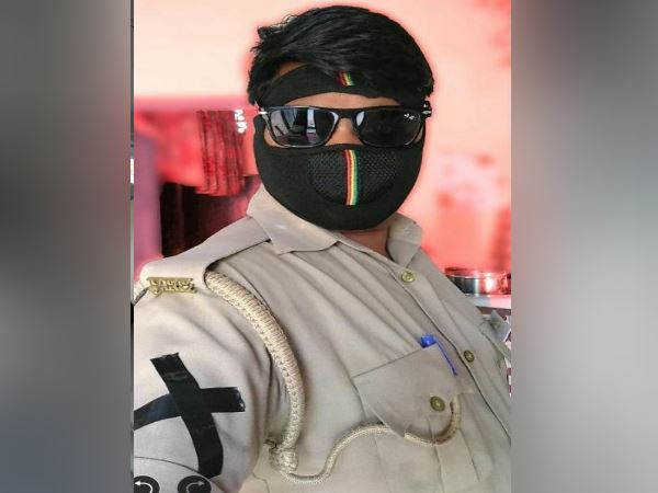 चेहरा छिपाकर पोस्ट की फोटो