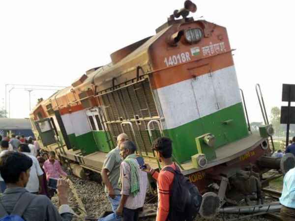 New Farakka Express Train Derailed in Raebareli, See Pics New Farakka Express Train Derailed in Raebareli, See Pics