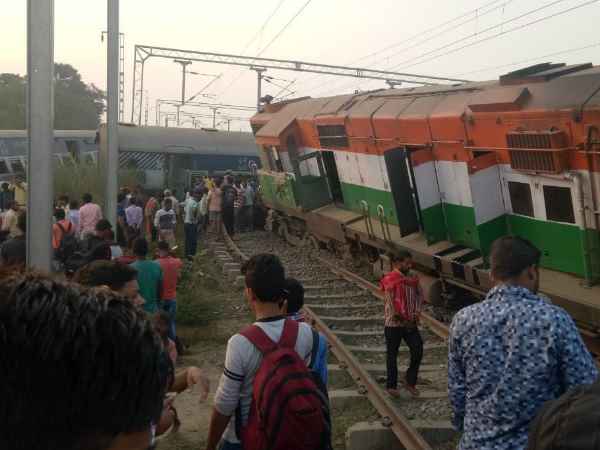 New Farakka Express Train Derailed in Raebareli, See Pics New Farakka Express Train Derailed in Raebareli, See Pics