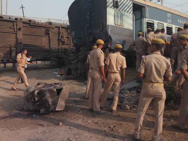 New Farakka Express Train Derailed in Raebareli, See Pics New Farakka Express Train Derailed in Raebareli, See Pics