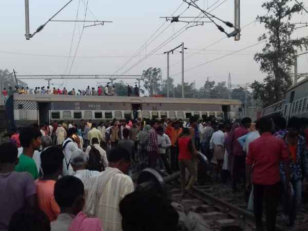 New Farakka Express Train Derailed in Raebareli, See Pics New Farakka Express Train Derailed in Raebareli, See Pics