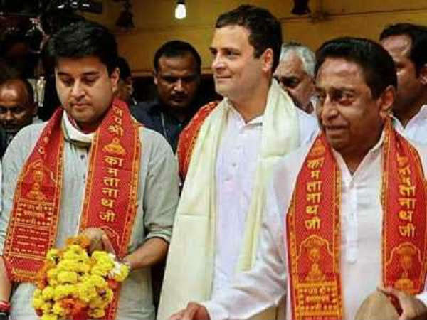 भोपाल। कांग्रेस अध्यक्ष राहुल गांधी अगले हफ्ते अपने मध्य प्रदेश दौरे के दौरान भगवान परशुराम और डॉ भीमराव अंबेडकर के जन्मस्थल भी जाएंगे। राहुल गांधी चुनाव प्रचार के लिए अगले हफ्ते बीजेपी के गढ़ माने जाने वाले मालवा-निमाड़ अंचल पहुंचेंगे। दो दिन के अपने दौरे पर राहुल महाकालेश्वर मंदिर में पूजा करने के साथ-साथ अंबेडकर के जन्मस्थान महू और भगवान परशुराम की जन्मस्थली जनपाव भी जाएंगे। इसे दलितों और ब्राह्मण वोटों को रिझाने की कोशिश के तौर पर भी देखा जा रहा है। राहुल गांधी 29 अक्टूबर से दो दिन के मध्य प्रदेश के दौरे पर हैं। मालवा-निमाड़ को भाजपा का गढ़ माना जाता रहा है। सूत्रों का कहना है इस बार विधानसभा चुनाव में माहौल भाजपा के खिलाफ है और कांग्रेस को यहां से कापी उम्मीदें दिख रही हैं। राहुल गांधी पहले ही महाकौशल और बुंदेलखंड एरिया में जा चुके हैं। ग्वालियर चंबल इलाके में राहुल दो बार जा चुके हैं और अब वो मालवा जा रहे हैं। ऐसे में कांग्रेस अध्यक्ष करीब करीब पूरा मध्य प्रदेश कवर कर चुके हैं। सूत्रों के मुताबिक, राहुल दो दिन का मालवा निमाड़ का अपना दौरा 29 अक्टूबर को उज्जैन के ज्योर्तिलिंग दर्शन से शुरू करेंगे। इसके बाद वो महाकालेश्वर मंदिर जाएंगे। इसके बाद उज्जैन में सभा करेंगे और इंदौर में रोड शो करेंगे। राहुल गांधी इंदौर से 23 किमी दूर महू में अंबेडकर मेमोरियल जाएंगे। इसके बाद वो भगवान परशुराम की जन्म स्थली जनपाव जाएंगे। राहुल यहां खरगांव और झाबुआ में रैली भी करेंगे। भाजपा लगातार राहुल गांधी के मंदिर जाने और सोफ्ट हिन्दुत्व पर सवाल कर रही है लेकिन राहुल गांधी लगातार उस इलाके के मंदिरों में जा रहे हैं, जहां वो चुनाव प्रचार के लिए जाते हैं। मध्य प्रदेश में 28 नवंबर को होने वाले चुनावों में कांग्रेस 15 साल से सत्ता पर काबिज भाजपा को हटा सरकार में आने की कोशिश में है। 2013 के पिछले विधानसभा चुनावों में मालवा-निमाड़ की 66 सीटों में से बीजेपी ने 56 सीटें जीती थीं, जबकि कांग्रेस को केवल नौ सीटों से संतोष करना पड़ा था। मालवा के 10 जिलों की 48 विधानसभा सीटों में से 44 पर भाजपा और 4 पर कांग्रेस काबिज है। ऐसे में कांग्रेस की इस इलाके पर नजर है। राहुल गांधी के इस दौरे में कांग्रेस की आदिवासी, दलितों और ब्रह्माणों को रिझाने की खास कोशिश है। भोपाल। कांग्रेस अध्यक्ष राहुल गांधी अगले हफ्ते अपने मध्य प्रदेश दौरे के दौरान भगवान परशुराम और डॉ भीमराव अंबेडकर के जन्मस्थल भी जाएंगे। राहुल गांधी चुनाव प्रचार के लिए अगले हफ्ते बीजेपी के गढ़ माने जाने वाले मालवा-निमाड़ अंचल पहुंचेंगे। दो दिन के अपने दौरे पर राहुल महाकालेश्वर मंदिर में पूजा करने के साथ-साथ अंबेडकर के जन्मस्थान महू और भगवान परशुराम की जन्मस्थली जनपाव भी जाएंगे। इसे दलितों और ब्राह्मण वोटों को रिझाने की कोशिश के तौर पर भी देखा जा रहा है। राहुल गांधी 29 अक्टूबर से दो दिन के मध्य प्रदेश के दौरे पर हैं। मालवा-निमाड़ को भाजपा का गढ़ माना जाता रहा है। सूत्रों का कहना है इस बार विधानसभा चुनाव में माहौल भाजपा के खिलाफ है और कांग्रेस को यहां से कापी उम्मीदें दिख रही हैं। राहुल गांधी पहले ही महाकौशल और बुंदेलखंड एरिया में जा चुके हैं। ग्वालियर चंबल इलाके में राहुल दो बार जा चुके हैं और अब वो मालवा जा रहे हैं। ऐसे में कांग्रेस अध्यक्ष करीब करीब पूरा मध्य प्रदेश कवर कर चुके हैं। सूत्रों के मुताबिक, राहुल दो दिन का मालवा निमाड़ का अपना दौरा 29 अक्टूबर को उज्जैन के ज्योर्तिलिंग दर्शन से शुरू करेंगे। इसके बाद वो महाकालेश्वर मंदिर जाएंगे। इसके बाद उज्जैन में सभा करेंगे और इंदौर में रोड शो करेंगे। राहुल गांधी इंदौर से 23 किमी दूर महू में अंबेडकर मेमोरियल जाएंगे। इसके बाद वो भगवान परशुराम की जन्म स्थली जनपाव जाएंगे। राहुल यहां खरगांव और झाबुआ में रैली भी करेंगे। भाजपा लगातार राहुल गांधी के मंदिर जाने और सोफ्ट हिन्दुत्व पर सवाल कर रही है लेकिन राहुल गांधी लगातार उस इलाके के मंदिरों में जा रहे हैं, जहां वो चुनाव प्रचार के लिए जाते हैं। मध्य प्रदेश में 28 नवंबर को होने वाले चुनावों में कांग्रेस 15 साल से सत्ता पर काबिज भाजपा को हटा सरकार में आने की कोशिश में है। 2013 के पिछले विधानसभा चुनावों में मालवा-निमाड़ की 66 सीटों में से बीजेपी ने 56 सीटें जीती थीं, जबकि कांग्रेस को केवल नौ सीटों से संतोष करना पड़ा था। मालवा के 10 जिलों की 48 विधानसभा सीटों में से 44 पर भाजपा और 4 पर कांग्रेस काबिज है। ऐसे में कांग्रेस की इस इलाके पर नजर है। राहुल गांधी के इस दौरे में कांग्रेस की आदिवासी, दलितों और ब्रह्माणों को रिझाने की खास कोशिश है।