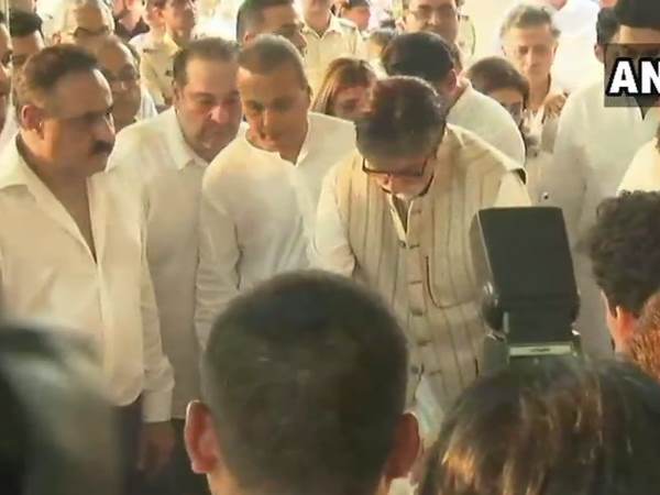 Krishna RajKapoor last rites Anil Ambani Amitabh Bachchan Anil Kapoor present Krishna RajKapoor last rites Anil Ambani Amitabh Bachchan Anil Kapoor present