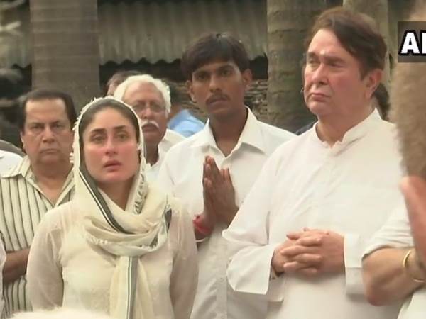 कृष्णा राजकपूर को अंतिम विदाई देने पहुंचे फिल्म और उद्योग जगत के सितारे कृष्णा राजकपूर को अंतिम विदाई देने पहुंचे फिल्म और उद्योग जगत के सितारे