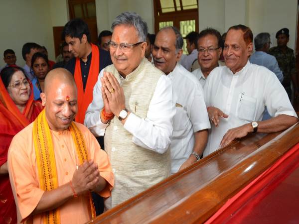 रमन सिंह ने भरा नामांकन, यूपी के सीएम योगी आदित्यनाथ रहे मौजूद