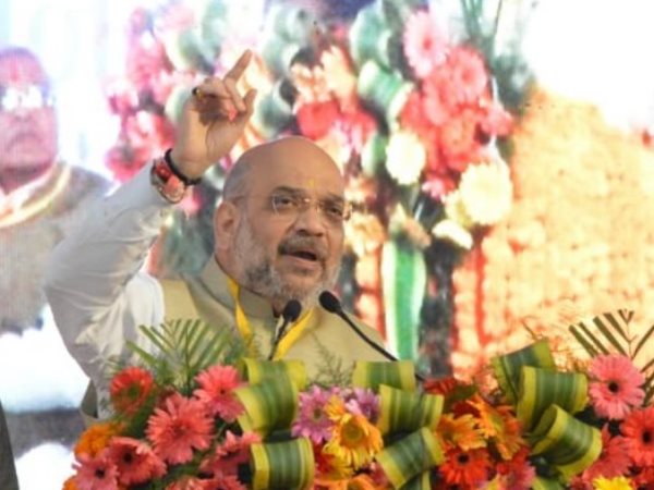 भोपाल। मध्य प्रदेश के हौशंगाबाद में भारतीय जनता पार्टी के अध्यक्ष अमित शाह ने कांग्रेस को भ्रष्ट पार्टी बताते हुए अपने दल के लिए वोट मांगे। शाह ने यहां चुनावी सभा में बोलेते हुए कहा कि मध्य प्रदेश के चुनाव में विरोधी दल कितनी भी ताकत लगा लें लेकिन भाजपा के कार्यकर्ताओं की ताकत के सामने उनकी दाल गलने वाली नहीं है क्योंकि भाजपा नेताओं की पार्टी नहीं है, यह कार्यकर्ताओं की पार्टी है। भाजपा का बूथ और शक्ति केंद्र का अध्यक्ष ही भाजपा का मालिक होता है। शाह ने कहा कि हमारा दायित्व है कि आने वाले 50 सालों तक पंचायत चुनाव से लेकर केंद्र तक भाजपा की विजय सुनिश्चित हो जाए। 2019 के पहले मध्य प्रदेश की जीत मोदी जी को केंद्र में आसीन होने में सहायक होगी। भारतीय जनता पार्टी एक गरीब के बेटे शिवराज सिंह चौहान के नेतृत्व में मध्य प्रदेश का चुनाव लड़ने जा रही है। शाह ने कहा कि कांग्रेस पार्टी हमेशा से मध्य प्रदेश की जनता के साथ अन्याय करती आई है जबकि मोदी सरकार निरंतर देश के सर्वांगीण विकास के लिए कार्य कर रही है। शाह ने कांग्रेस अध्यक्ष राहुल गांधी से पूछा कि वो मध्य प्रदेश में किसके भरोसे चुनाव लड़ने निकले हैं? एक राजा, एक महाराजा और एक उद्योगपति को लेकर चुनाव नहीं जीता जा सकता। उन्होंने कहा कि अवैध घुसपैठियों को चिन्हित करने पर पूरी कांग्रेस पार्टी चिंतित हो गई, उनके लिए ये वोटबैंक है लेकिन भाजपा के लिए वोट बैंक से ऊपर देश और देश की सुरक्षा है। भोपाल। मध्य प्रदेश के हौशंगाबाद में भारतीय जनता पार्टी के अध्यक्ष अमित शाह ने कांग्रेस को भ्रष्ट पार्टी बताते हुए अपने दल के लिए वोट मांगे। शाह ने यहां चुनावी सभा में बोलेते हुए कहा कि मध्य प्रदेश के चुनाव में विरोधी दल कितनी भी ताकत लगा लें लेकिन भाजपा के कार्यकर्ताओं की ताकत के सामने उनकी दाल गलने वाली नहीं है क्योंकि भाजपा नेताओं की पार्टी नहीं है, यह कार्यकर्ताओं की पार्टी है। भाजपा का बूथ और शक्ति केंद्र का अध्यक्ष ही भाजपा का मालिक होता है। शाह ने कहा कि हमारा दायित्व है कि आने वाले 50 सालों तक पंचायत चुनाव से लेकर केंद्र तक भाजपा की विजय सुनिश्चित हो जाए। 2019 के पहले मध्य प्रदेश की जीत मोदी जी को केंद्र में आसीन होने में सहायक होगी। भारतीय जनता पार्टी एक गरीब के बेटे शिवराज सिंह चौहान के नेतृत्व में मध्य प्रदेश का चुनाव लड़ने जा रही है। शाह ने कहा कि कांग्रेस पार्टी हमेशा से मध्य प्रदेश की जनता के साथ अन्याय करती आई है जबकि मोदी सरकार निरंतर देश के सर्वांगीण विकास के लिए कार्य कर रही है। शाह ने कांग्रेस अध्यक्ष राहुल गांधी से पूछा कि वो मध्य प्रदेश में किसके भरोसे चुनाव लड़ने निकले हैं? एक राजा, एक महाराजा और एक उद्योगपति को लेकर चुनाव नहीं जीता जा सकता। उन्होंने कहा कि अवैध घुसपैठियों को चिन्हित करने पर पूरी कांग्रेस पार्टी चिंतित हो गई, उनके लिए ये वोटबैंक है लेकिन भाजपा के लिए वोट बैंक से ऊपर देश और देश की सुरक्षा है।
