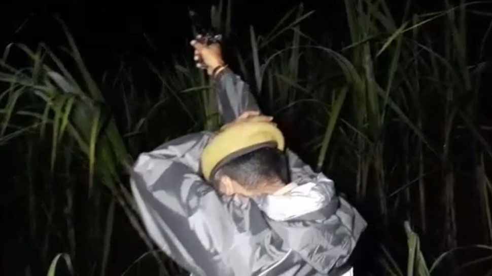 यूपी: एनकाउंटर के लिए गई पुलिस की बंदूक ने दिया धोखा, मुंह से निकाली ठाय-ठाय की आवाज यूपी: एनकाउंटर के लिए गई पुलिस की बंदूक ने दिया धोखा, मुंह से निकाली ठाय-ठाय की आवाज