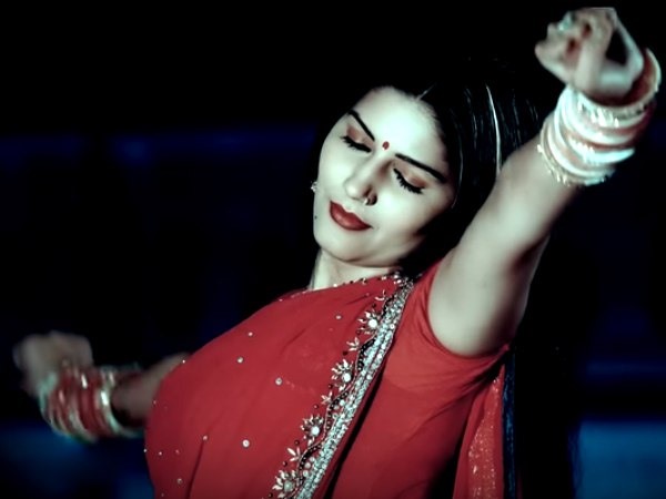 दुल्हन के रूप में सजी-धजी सपना