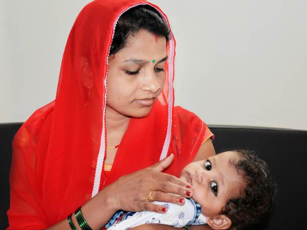 11 महीने की शिवानी की सर्जरी के लिए नहीं है मां-बाप के पास पैसे 11 महीने की शिवानी की सर्जरी के लिए नहीं है मां-बाप के पास पैसे