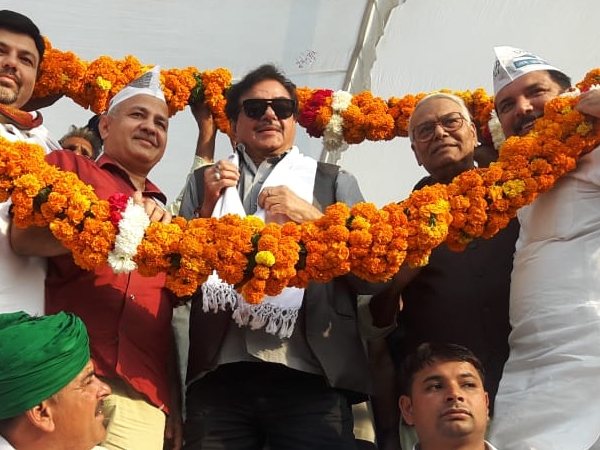 किसानों को संबोधित करने पहुंचे सिन्हा और सिसोदिया