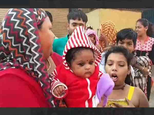 people faces eye problems due to chemical emitting from drain in indore people faces eye problems due to chemical emitting from drain in indore