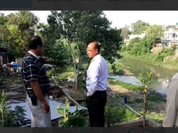 people faces eye problems due to chemical emitting from drain in indore people faces eye problems due to chemical emitting from drain in indore