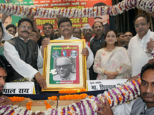 शिवपाल यादव के मंच पर पहुंचीं छोटी बहू अपर्णा