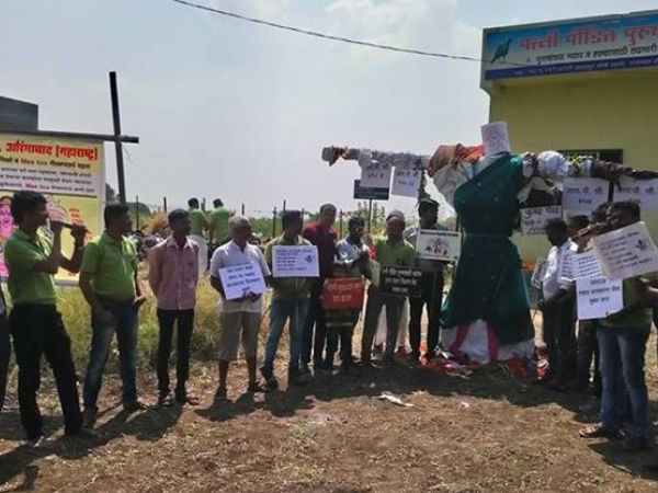 Harassed husbands burn effigy of Surpanakha on Dussehra in Aurangabad Maharashtra Harassed husbands burn effigy of Surpanakha on Dussehra in Aurangabad Maharashtra