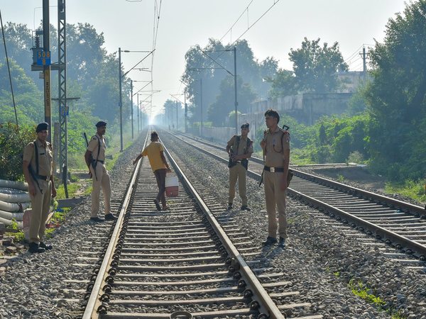 मोबाइल फोन और चेन गायब